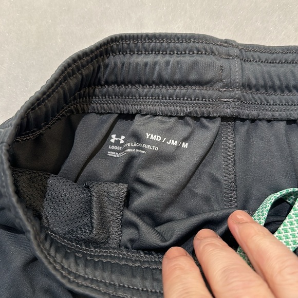 Under armour sz M shorts - Picture 2 of 4